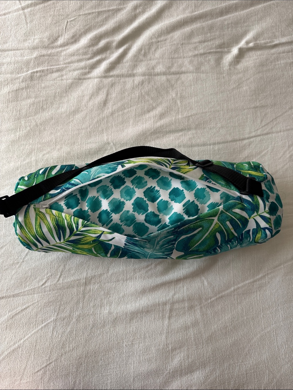π΄ EUC Isaac Mizrahi Reversible Beach Blanket with Carry Bag β 60β x 70β - Picture 4 of 7